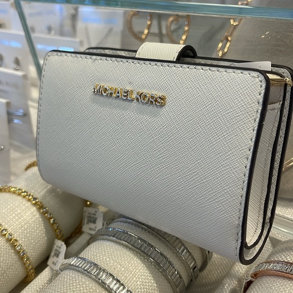 Michael Medium Crossgrain Leather Bifold Wallet
Optic White
NWT - Picture 6 of 16